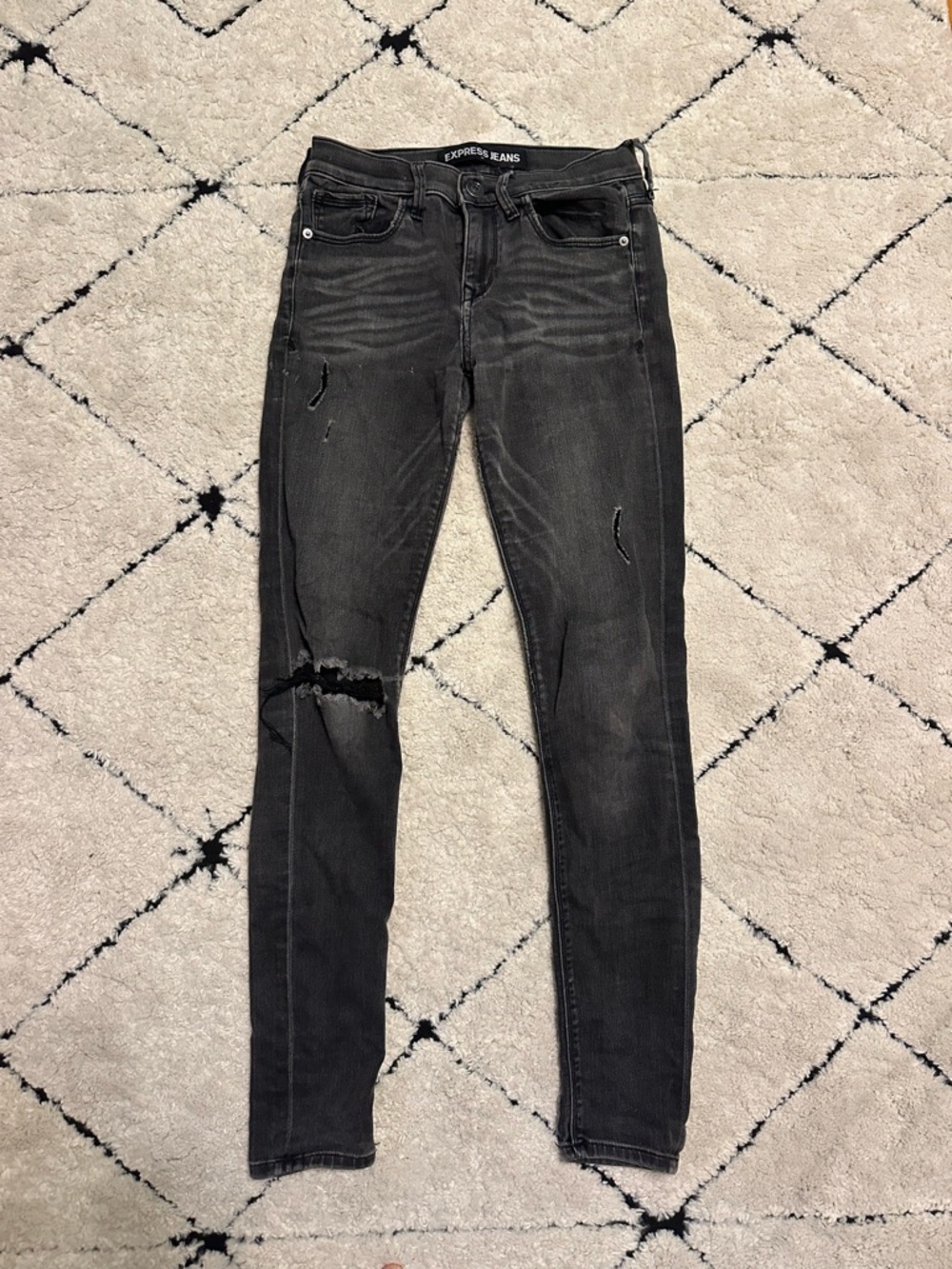 EXPRESS Distressed Skinny jeans